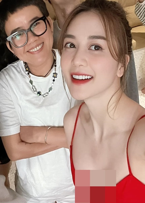 Nhạc sĩ Phương Uyên vừa công khai hẹn hò nữ ca sĩ Thanh Hà. Trước đây, Phương Uyên vướng nghi vấn tình cảm với nữ ca sĩ Thiều Bảo Trang (trong ảnh).