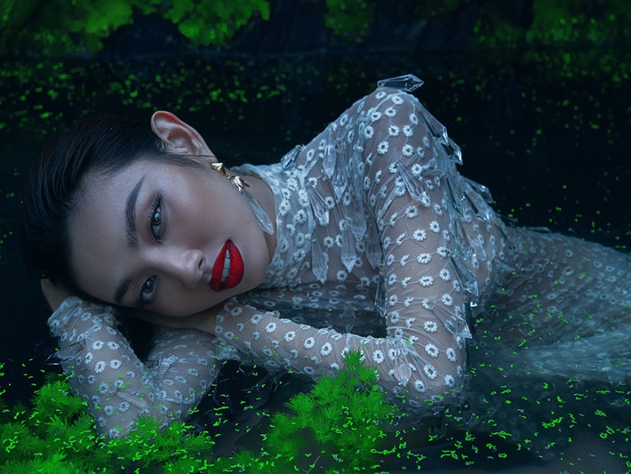 Trong bộ ảnh mới, Hoa hậu Thùy Tiên diện các thiết kế xuyên thấu, tạo dáng trong hồ nước.