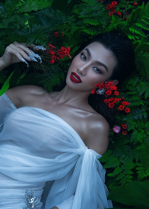 Trong bộ ảnh mới, Thủy Tiên trang điểm đậm, vuốt ngược mái tóc, làm móng tay tỉ mỉ.