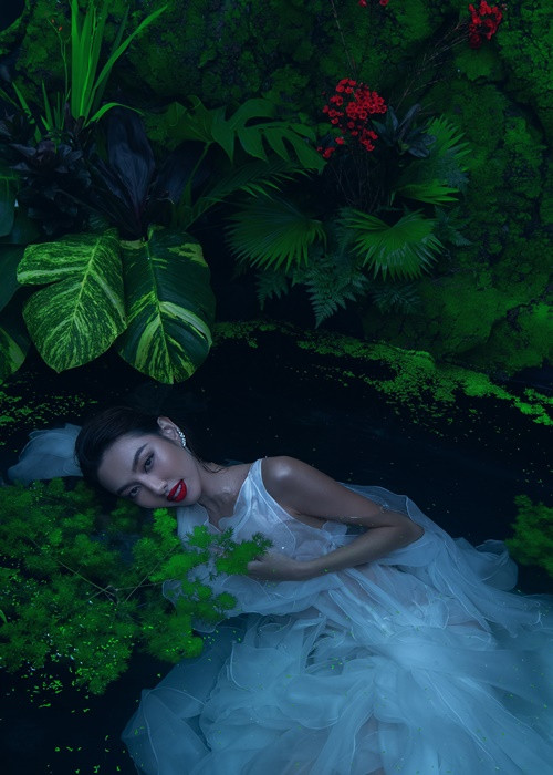 “Những vùng đất mới hứa hẹn sẽ mang đến cho Tiên một hành trình đầy khác lạ. Bằng chính tình cảm của các bạn, hãy giúp nhiệm kỳ của Tiên thêm rực rỡ hơn nữa nhé”, Thùy Tiên viết trên trang cá nhân.