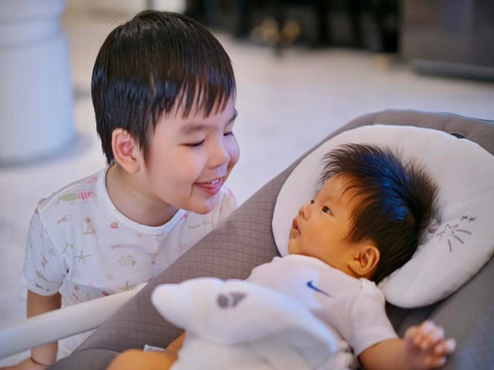 Mới đây, Tuấn Khải chia sẻ hình ảnh hai con trai cưng.