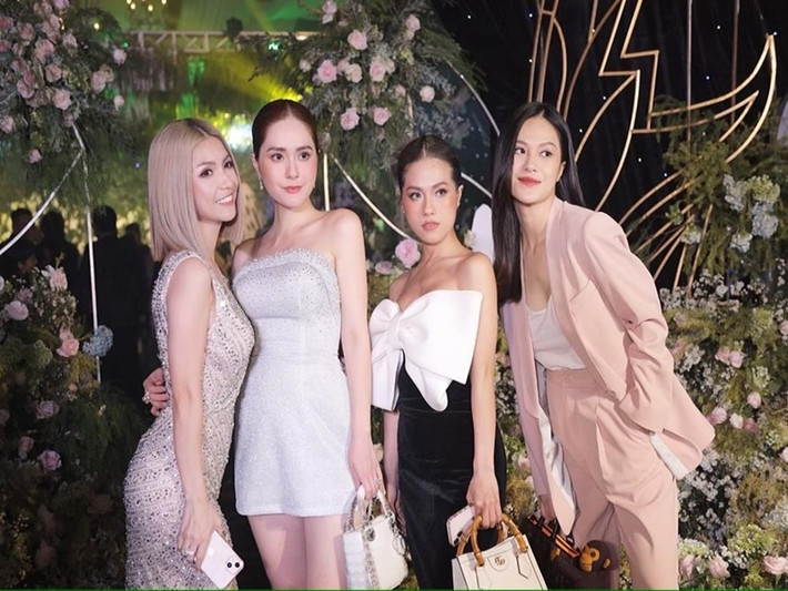 Nữ ca sĩ Đoàn Di Băng (thứ hai bên trái) có 1 chị gái và 2 em gái. Ảnh: FBNV