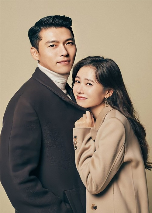 Sau khi hợp tác qua các phim ""Cuộc đàm phán sinh tử" năm 2018, "Hạ cánh nơi anh" 2019, Hyun Bin - Son Ye Jin nên duyên vợ chồng trong tháng 3 tới đây. Ảnh: VAST Entertainment