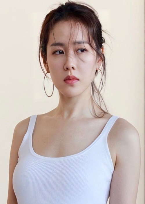 Sự tận tâm, tận lực với nghề của Son Ye Jin có lẽ cũng khiến cô ghi điểm trong mắt chồng sắp cưới. Ảnh: Esquire