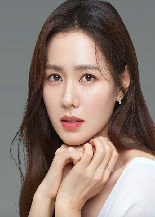 Hyun Bin từng kể: "Khi tôi thấy Son Ye Jin cắt đi mái tóc dài thành tóc bob ngắn để phục vụ cho bộ phim, tôi đã rất sốc vì bản thân tôi biết rằng cô ấy còn có một dự án phim khác ngay sau tác phẩm này. Cô ấy cắt tóc ngay và sẽ gặp rắc rối trong tác phẩm tiếp theo. Điều này thật sự thúc đẩy tôi rất nhiều. Tôi có thể làm gì để đạt đến đẳng cấp của cô ấy đây?". Ảnh: Esquire