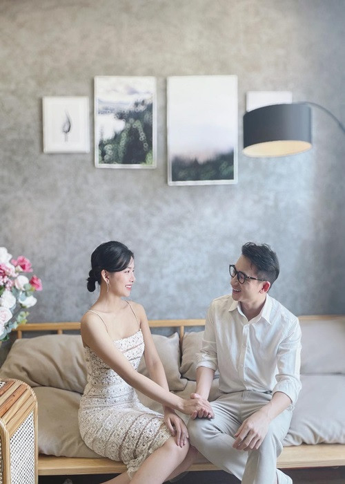 Nổi tiếng chiều vợ, Phan Mạnh Quỳnh chuyển khoản 50 triệu đồng cho bà xã Khánh Vy.