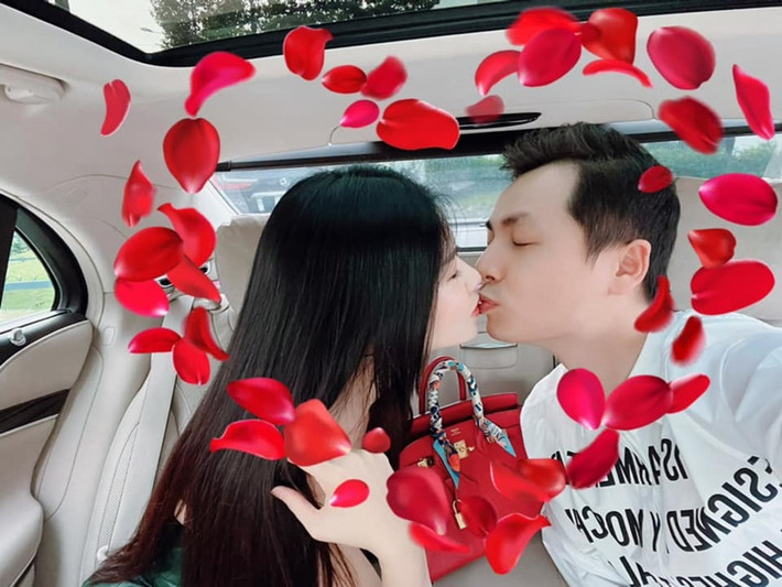 Đăng Khôi hứa sẽ yêu Thủy Anh hết đời. Nam ca sĩ còn khen vợ xinh đẹp, chăm chỉ giỏi giang. Dịp lễ Tình nhân năm nay, Đăng Khôi tặng vợ túi hiệu.