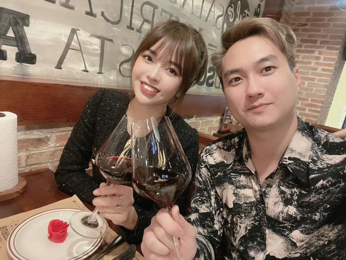 Quyết định lập gia đình vào lúc cần tập trung nhất cho sự nghiệp, Anh Tuấn trải lòng: "Tôi nghĩ rằng khi có gia đình rồi, bản thân sẽ có động lực để cố gắng nhiều hơn trong công việc. Trong "Phố trong làng", tôi còn nhiều điều chưa hoàn thiện để làm tốt hơn vai anh công an Nam. Có thể khi lập gia đình rồi, nhiều kinh nghiệm sống hơn, tôi sẽ tự hoàn thiện mình để phù hợp hơn với các vai diễn trong tương lai". Ảnh: FBNV