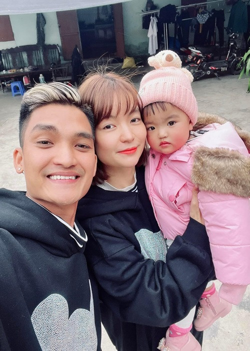 Mạc Văn Khoa chiều vợ con không kém cạnh Trường Giang, Tuấn Hưng. Anh chia sẻ, vợ muốn ăn gì anh sẽ cố gắng nấu cho ăn, muốn đi đâu anh sẽ sắp xếp cho đi. Ảnh: FBNV