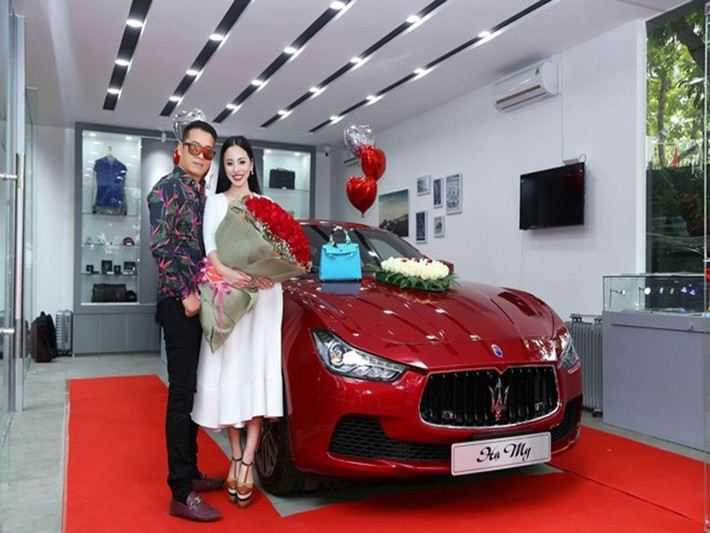 Năm 2018, vào dịp Lễ Tình nhân, ông xã của Hoa hậu thế giới Người Việt 2017 Hạ My chi tới gần 7 tỷ đồng để mua tặng vợ chiếc xe sang cùng 99 bông hoa hồng. Ảnh: Khám phá