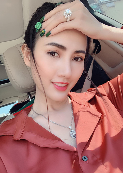 Năm 2019, Phan Thị Mơ khoe quà lễ Tình nhân là chiếc nhẫn kim cương thiên nhiên trị giá hơn 5 tỷ đồng. Người tặng chân dài lúc đó là bạn trai. Ảnh: FBNV