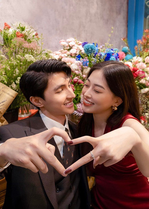 Sau hơn 4 năm bên nhau, Bình An cầu hôn Phương Nga. Nàng á hậu gật đầu đồng ý. Mới đây, Bình An chia sẻ, hơn 1500 ngày bên nhau nhưng gian nan vất vả nhất lại là gần 50 ngày cầm chiếc nhẫn cầu hôn.