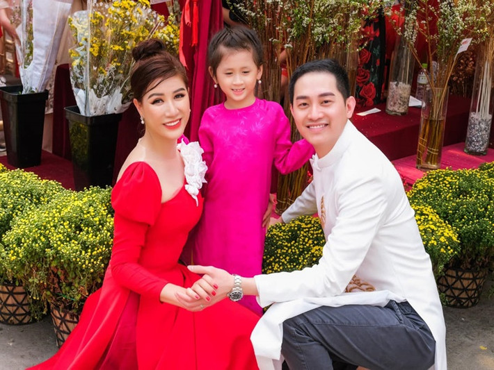 Trang Trần không ít lần than thở, con gái quấn quýt bố không rời.