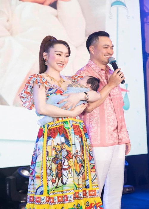 Chi Bảo - Lý Thùy Chang vừa tổ chức tiệc đầy tháng muộn cho con trai Gia Khang.