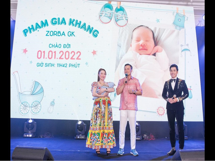 Bé Gia Khang chào đời vào ngày 1/1/2022. Vợ chồng Chi Bảo đặt tên tiếng Anh cho con trai là Zorba.
