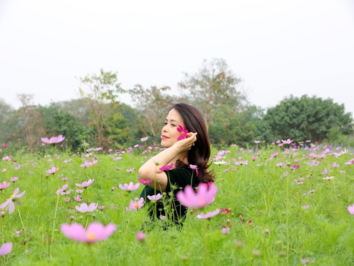 Kể từ khi gắn bó với sĩ Chí Trung, Ý Lan được nhiều người nhận xét ngày càng trẻ đẹp.
