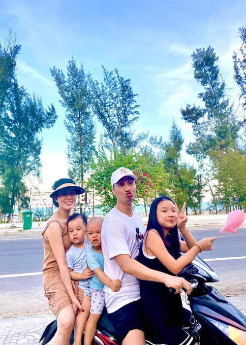 Thành Trung hạnh phúc bên vợ và các con trong một chuyến đi.