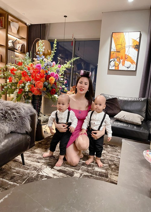 Hai con trai của nam MC ngày càng kháu khỉnh.