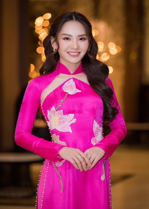 Huỳnh Nguyễn Mai Phương khoe vẻ tươi tắn khi diện áo dài.
