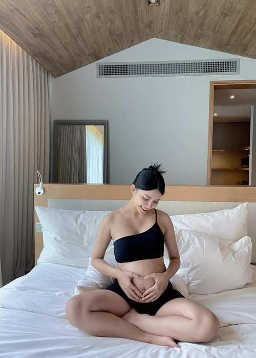 Khi mang bầu, bà xã Phan Mạnh Quỳnh vẫn gợi cảm.