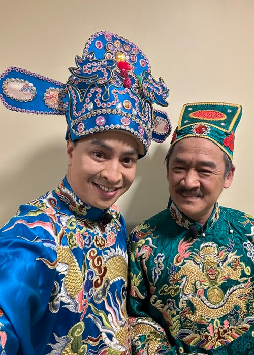 Năm nay, nghệ sĩ Thanh Dương (phải) lần đầu tham gia chương trình. Chia sẻ với Tiền Phong, Thanh Dương xác nhận anh đóng vai Táo Năng lượng - vai nho nhỏ điểm xuyết vào buổi chầu. Ảnh: FBNV