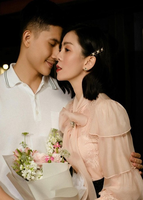 Lệ Quyên còn tâm sự, Lâm Bảo Châu rất thiệt thòi bởi kể từ khi gắn bó với cô, anh phải hy sinh sự nghiệp để hỗ trợ cô.