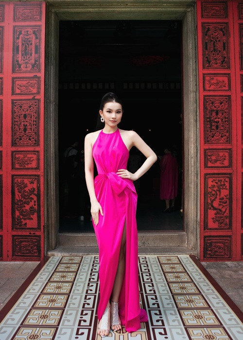 Thùy Lâm là một trong những mỹ nhân tuổi Đinh Mão của Vbiz. Chân dài này lên ngôi Hoa hậu Hoàn vũ Việt Nam năm 2008. Hiện tại, Thùy Lâm là bà mẹ hai con sở hữu nhan sắc trẻ trung.