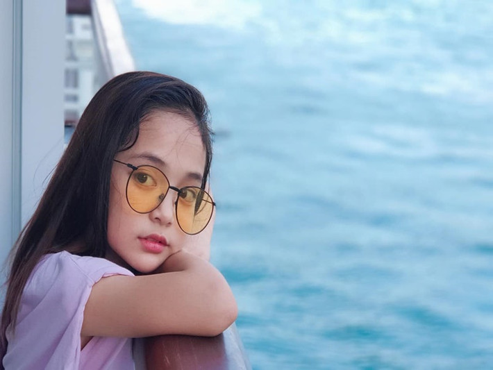 Diệp Anh thích đi bơi, ăn gà rán. Đất nước em muốn ghé thăm cùng ba mẹ và chị gái là Hàn Quốc. Ảnh: FBNV