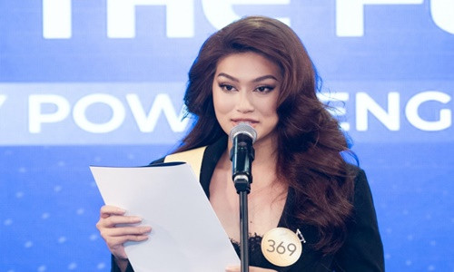 Thiên Ân giữ im lặng trong khi đơn vị huấn luyện tiếng Anh của cuộc thi lên tiếng bảo vệ người đẹp. Đơn vị này cho biết, hoạt động chỉ mang tính chất thử thách để thí sinh có thêm kinh nghiệm đồng thời ban tổ chức không yêu cầu sự hoàn hảo trong câu trả lời của tất cả các thí sinh nên đã chuẩn bị một số tài liệu tham khảo để các thí sinh có thể dùng cho phần thi nói một cách tự tin hơn. Ảnh: Sen Vàng