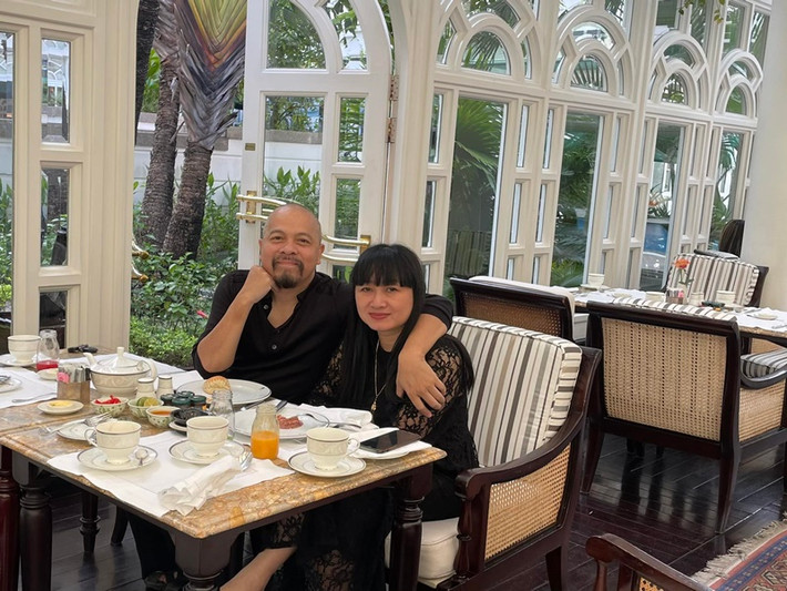 Hôn nhân của nam thiết kế trong vòng 5 năm đầu có những lúc cơm không lành canh không ngọt. Thế nhưng, cuối cùng mọi chuyện cũng qua đi. Hiện tại, vợ chồng Đức Hùng vẫn mặn nồng dù bên nhau 26 năm.