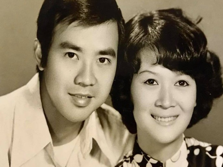 Nghệ sĩ Bảo Quốc và bà xã Thu Thủy lớn lên cùng xóm, biết nhau từ ngày còn nhỏ. Năm 18 tuổi, ông bày tỏ tình cảm dành cho vợ. Ảnh: Người lao động