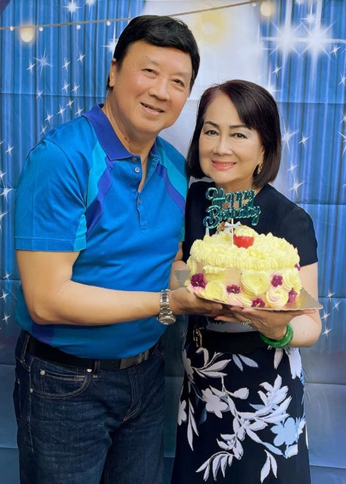 Bà xã Bảo Quốc từng chia sẻ, bà không phải nghệ sĩ nhưng sống như nghệ sĩ, đồng hành chồng trong bất cứ việc gì. “Vợ chồng tôi như là một vậy", bà Thủy nói. Ảnh: Bestie
