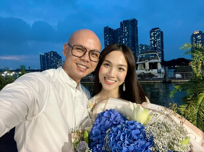 Sinh năm 1975, Phan Đinh Tùng có cuộc hôn nhân hạnh phúc bên Thái Ngọc Bích. Cả hai gặp gỡ nhau lần đầu khi Thái Ngọc Bích được giới thiệu đóng minh họa cho album nhạc của Phan Đinh Tùng.