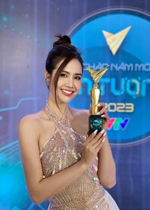 Năm 2019, Huyền Lizzie công khai thông tin ly hôn. Sự nghiệp của cô hiện tại lên như diều gặp gió. Mới đây, Huyền Lizzie đoạt giải Diễn viên nữ ấn tượng ở VTV Awards.