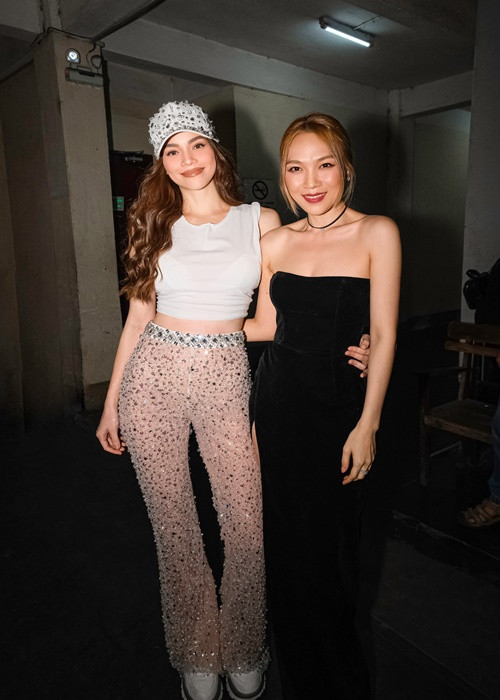 Mới đây, Hồ Ngọc Hà - Mỹ Tâm chạm mặt ở hậu trường lễ trao giải Làn sóng xanh. Ảnh: FBNV