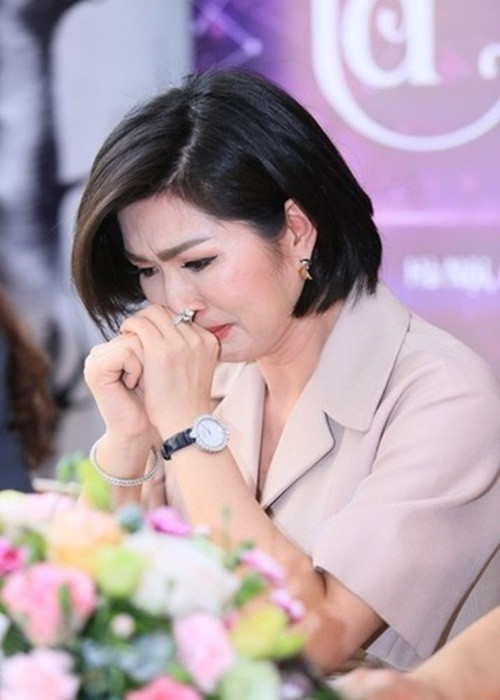 Tháng 3/2019, lần đầu tiên trả lời về sự cố năm xưa, Hồng Nhung bật khóc, kể rằng cô từng tự tử nhưng không chết và phải điều trị tâm lý. Ảnh: Lao động