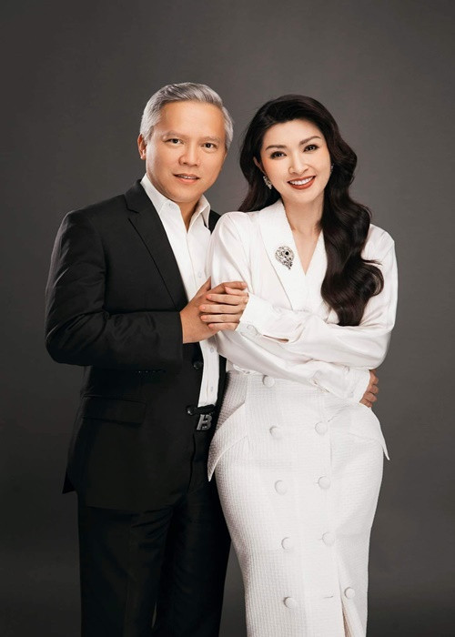 Tròn 1 năm hẹn hò, nữ ca sĩ Nguyễn Hồng Nhung tiết lộ chân dung bạn trai. Theo đó, nửa kia của bà mẹ hai con là doanh nhân Dominico Lê. Ảnh: FBNV