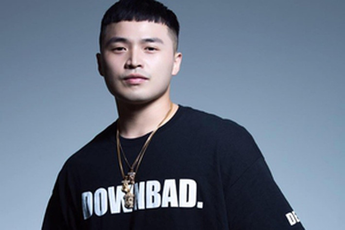 Kang Kyung Yoon là người đầu tiên khui scandal bố mẹ của rapper Microdot lừa đảo một khoản tiền lớn rồi bỏ trốn sang New Zealand. Ảnh: Người đưa tin