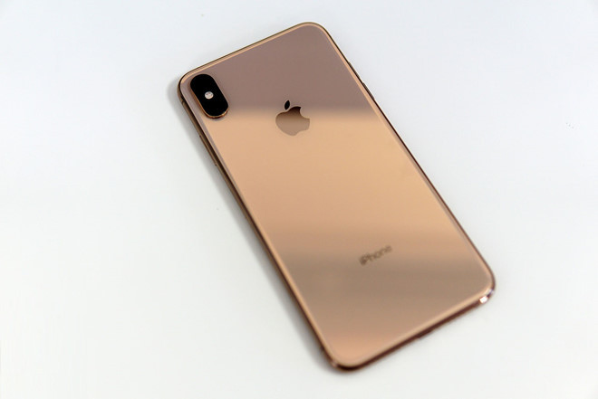 Mặt lưng kính mờ - Trang Bloomberg tiết lộ thiết kế của thế hệ iPhone 2019 sẽ không có nhiều thay đổi so với các sản phẩm hiện tại. Nhà phân tích Ming-Chi Kuo cho biết Apple sẽ cải tiến một số chi tiết nhỏ như phần notch làm mỏng hơn và mặt lưng sẽ sử dụng kính mờ.