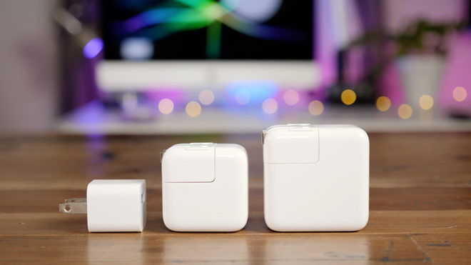 Sạc nhanh vẫn không có sẵn trong hộp - Theo MacOtakara, iPhone mới sẽ được tích hợp công nghệ sạc nhanh 18 W. Tuy nhiên, Apple vẫn sẽ không tặng kèm cục sạc nhanh trong hộp và người dùng cần phải mua thêm phụ kiện để sử dụng tính năng này.
