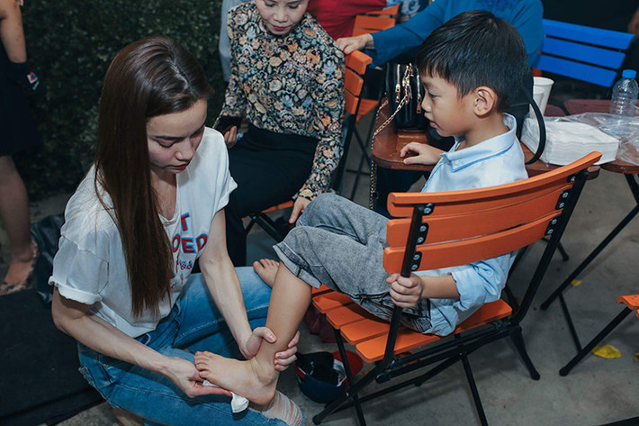 Hình ảnh nữ ca sĩ mỗi khi bên con trai cũng chiếm được cảm tình của fan bởi sự gần gũi. Ảnh: FBNV