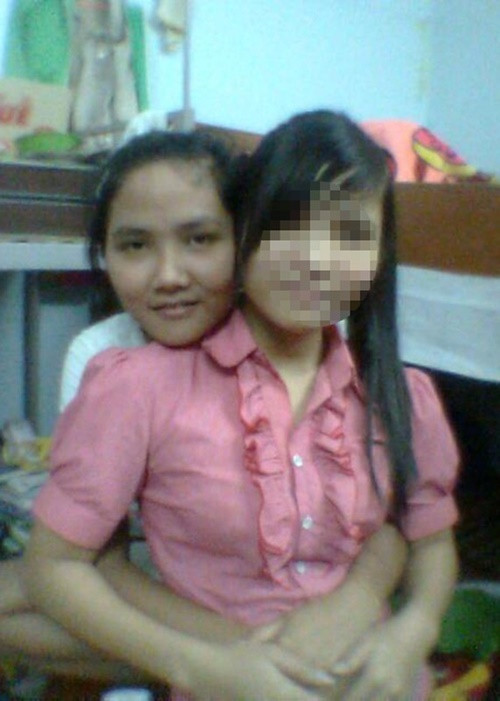 H’hen Niê có quá khứ nghèo khó. Bố mẹ của H’hen Niê gắn bó với công việc đồng áng. Vì hoàn cảnh gia đình khó khăn, từ nhỏ H'hen Niê phụ giúp bố mẹ nhiều việc từ xách nước, cắt cỏ, chăn trâu chăn trò, cấy lúa đến hái cà phê. Ảnh: FB H’hen Niê.