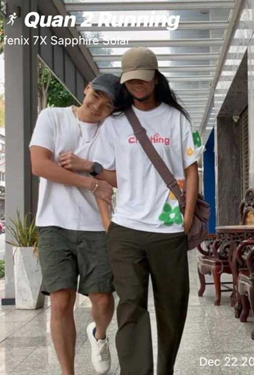 Tuấn Khôi chia sẻ hình ảnh "dìm hàng" H'hen Niê đồng thời chú thích: "Sáng nay chạy 15 km xong rồi đi ăn sáng với... Tôi tươi phải không mọi người?".