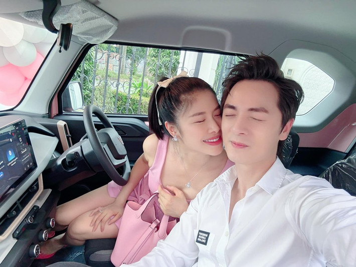 "Đánh úp. Happy Valentine hồng vợ yêu. Chồng lỡ mua cái túi hồng nên mua thêm cái xe hồng làm combo xinh xinh tặng vợ. Năm vừa rồi vất vả vì chồng rồi, mong năm nay vợ chuyện gì cũng màu hồng nha", Đăng Khôi nhắn nhủ vợ.