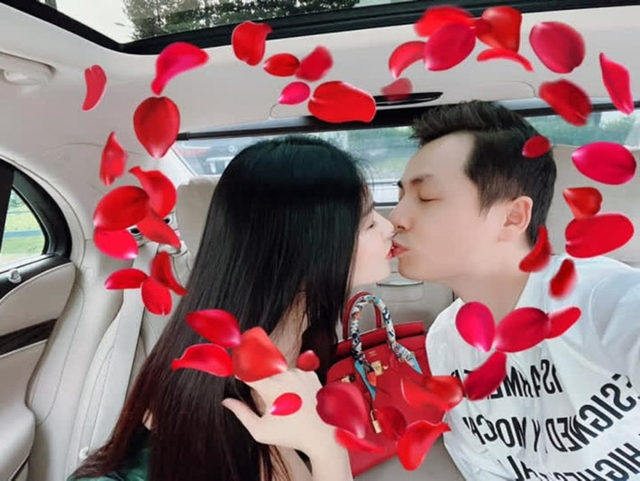 Mùa Valentine 2022, Đăng Khôi tặng vợ chiếc túi hiệu màu đỏ.