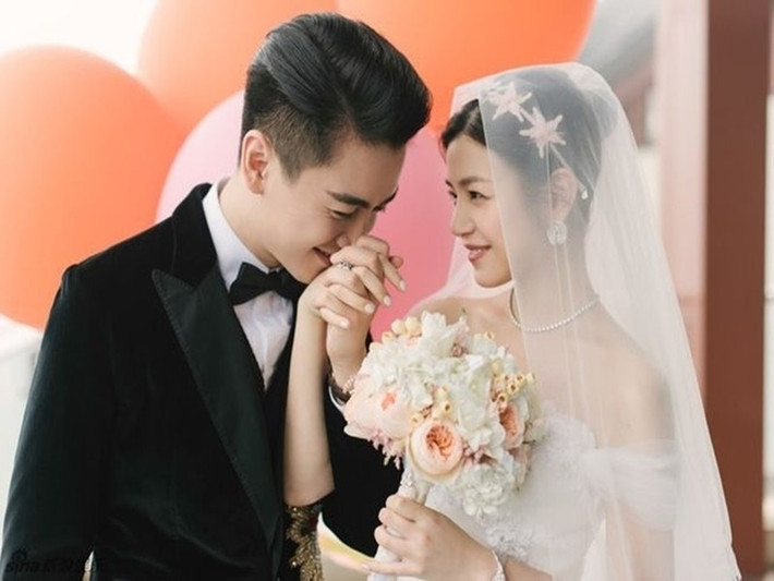 Tháng 10/2015, Trần Hiểu cầu hôn Trần Nghiên Hy trên một con thuyền giữa dòng sông Seine thơ mộng. Cặp đôi đăng ký kết hôn và tổ chức đám cưới vào tháng 7/2016. Ảnh: Thế Giới Điện Ảnh.