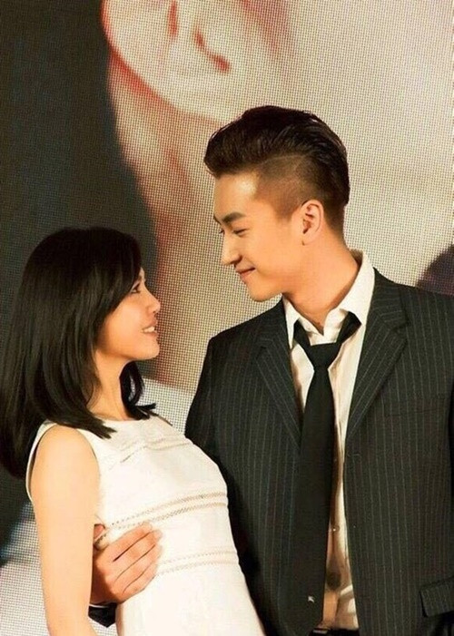 Trần Hiểu và Trần Nghiên Hy liên tục bị đồn hôn nhân trục trặc. Tháng 5/2019, để dập tắt tin đồn thất thiệt, Trần Nghiên Hy đăng tải hình ảnh đưa con trai tới phim trường thăm chồng không quên PR cho bộ phim. Về phía mình, Trần Hiểu tương tác với vợ trên mạng xã hội. Ảnh: Dân Việt.