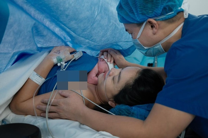 Khi có thêm con, nữ ca sĩ gần như không phải thức đêm trông con vì có người yêu hỗ trợ. Ảnh: FB Phạm Quỳnh Anh.