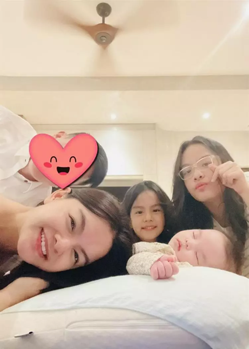 “Anh nói anh đã có tận 3 đứa con rồi cho nên anh không cần nữa. Zoey là con đầu của anh nhưng cộng thêm Tuệ Lâm - Tuệ An của tôi là thành 3 đứa rồi. Khi nghe câu này tôi cực kỳ xúc động, để có một người đàn ông coi con mình là con của họ thì đó là sự may mắn của mình”, Phạm Quỳnh Anh nói. Ảnh: FB Phạm Quỳnh Anh.