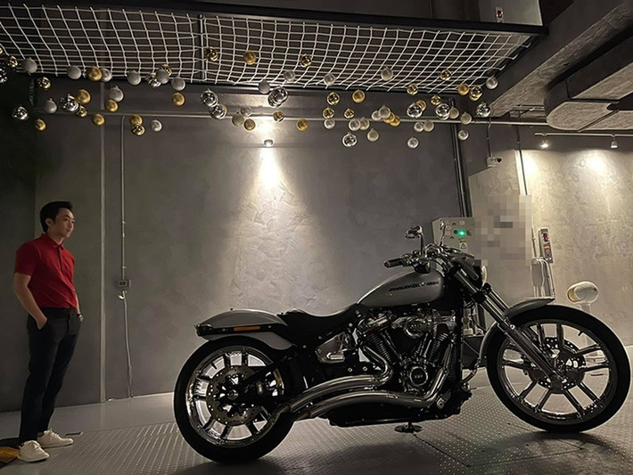 Tháng 12/2020, Đàm Thu Trang tặng cho Cường Đô la siêu xe mô hình. Tuy nhiên, Cường Đô la mong muốn một chiếc xe hàng thật hơn. Chiều lòng chồng, Đàm Thu Trang tậu chiếc xe mô tô. Ảnh: FB Cường Đô la.